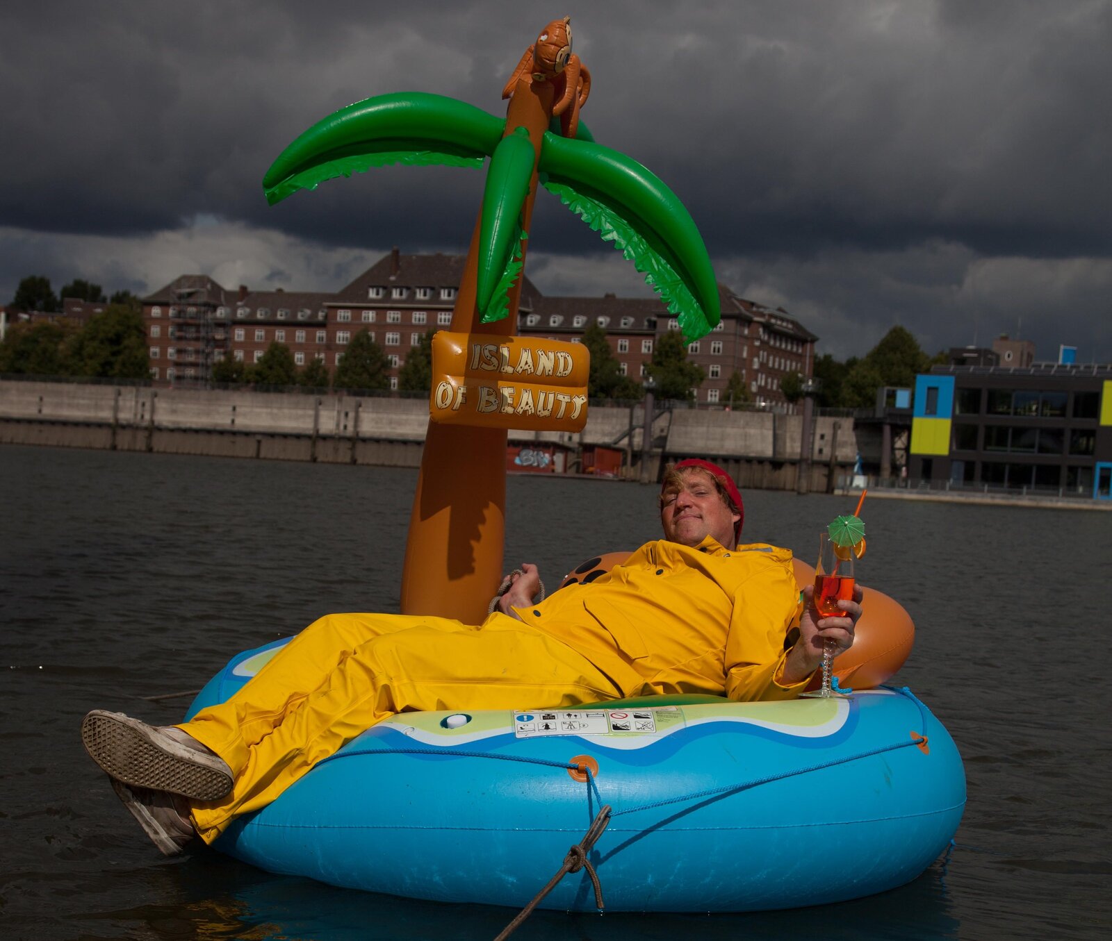 Quartierskünstler auf der Veddel 2018 Baldur Burwitz, Künstler auf aufblasbarer Insel vor der Veddel auf der Elbe schwimmend
