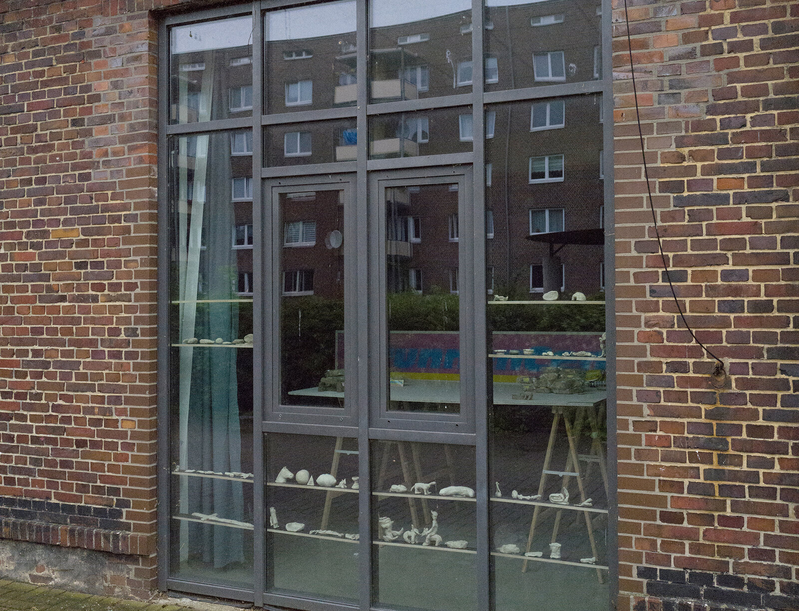 Quartierskünstler auf der Veddel 2020 Künstlergruppe 110, Blick auf das Atelierfenster | © SAGA